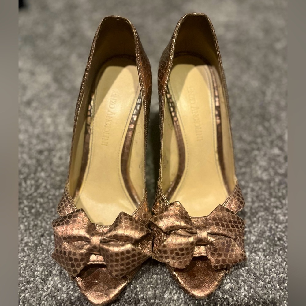Enzo Angiolini Cute peep toe bow rose gold 3 inch heel